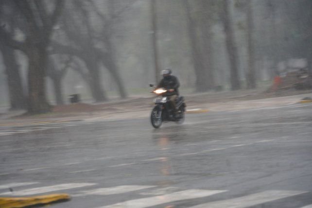 Calle de Rosario con lluvia