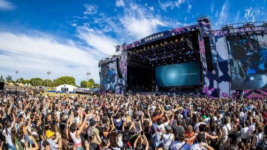 Logo de Lollapalooza Argentina 2027 sobre fondo con multitud en un festival