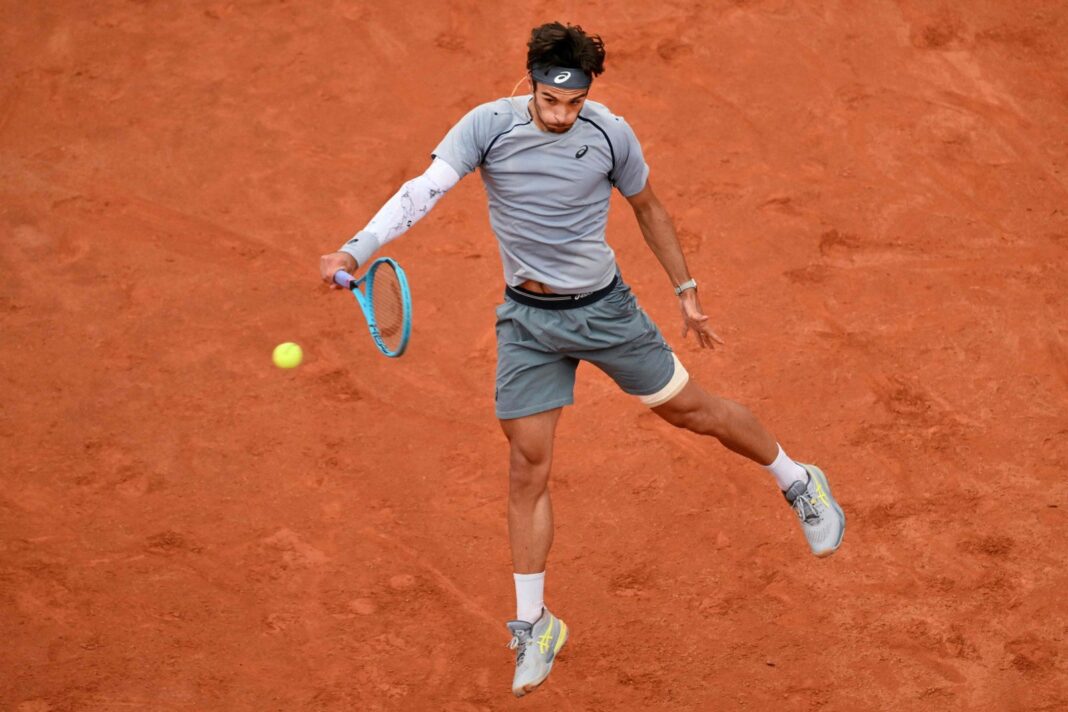 Lorenzo Musetti durante un partido de tenis en polvo de ladrillo