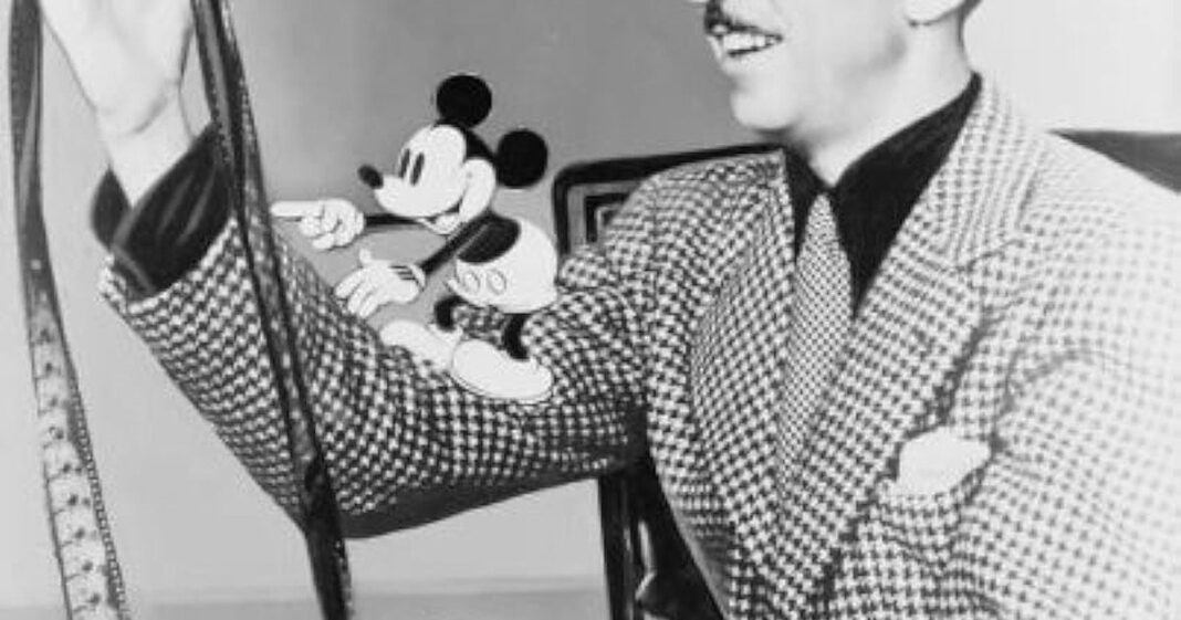 Walt Disney junto a Mickey Mouse