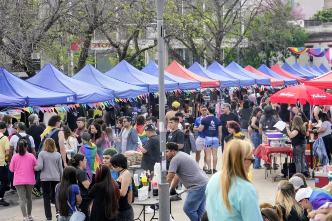 Carrozas y participantes durante la marcha del Orgullo LGBTIQNB+ en Rosario