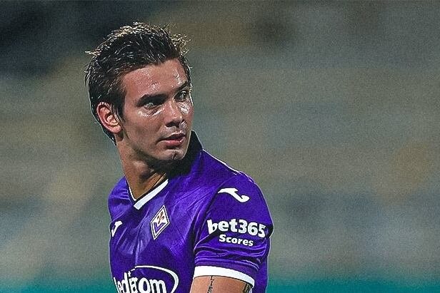 Franco Mastantuono durante un partido con la camiseta de Fiorentina