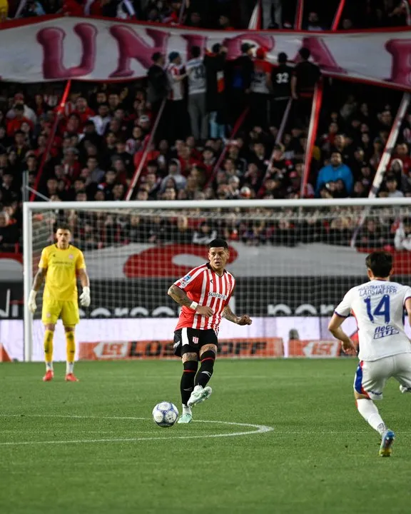 Formación de Estudiantes con Marcos Rojo titular y línea de cinco defensores para enfrentar a Flamengo