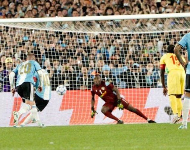 Lionel Messi celebrando un gol en el estadio Monumental