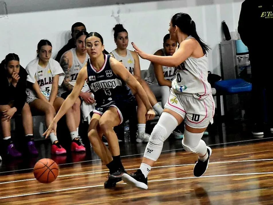 Partido de básquet femenino entre Náutico y El Talar en el estadio Velasco