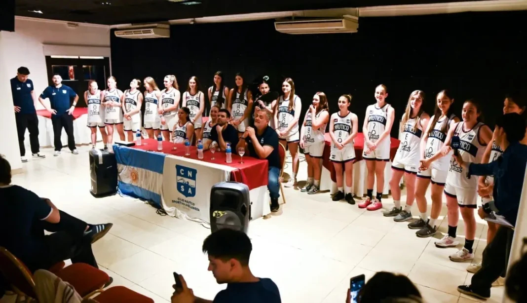 Partido de básquet femenino entre Náutico y Regatas en el gimnasio Velasco