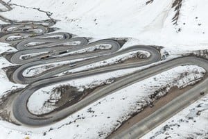 Ruta Nacional 7 en la cordillera de los Andes con acumulación de nieve y camiones detenidos en el paso internacional Cristo Redentor