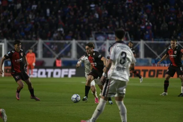 Jugadores de Newell's y San Lorenzo durante el partido