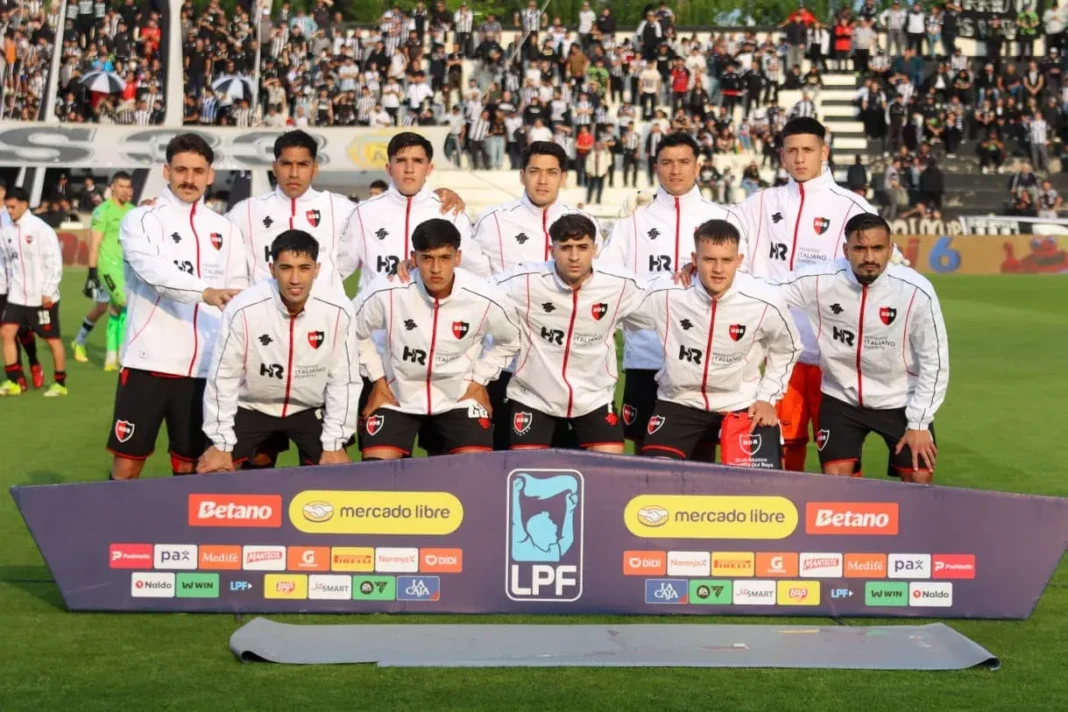 Jugadores de Newell's Old Boys durante el partido ante Gimnasia en Mendoza