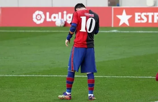 Dirigentes de Newell's y Lionel Messi en un estadio de fútbol
