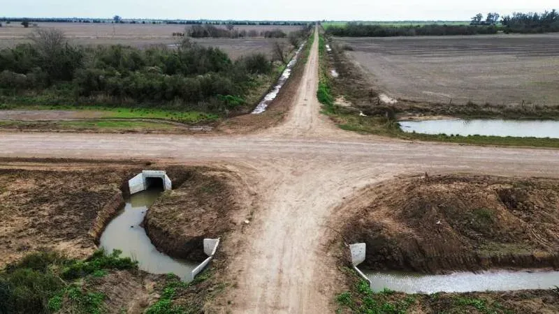 Maquinaria trabajando en la limpieza de un canal en la provincia de Santa Fe