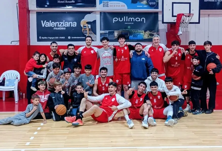 Jugadores de básquet en un partido de la liga rosarina