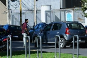 Firma del decreto de promulgación de la ley que prohíbe la actividad de cuidacoches en Santa Fe