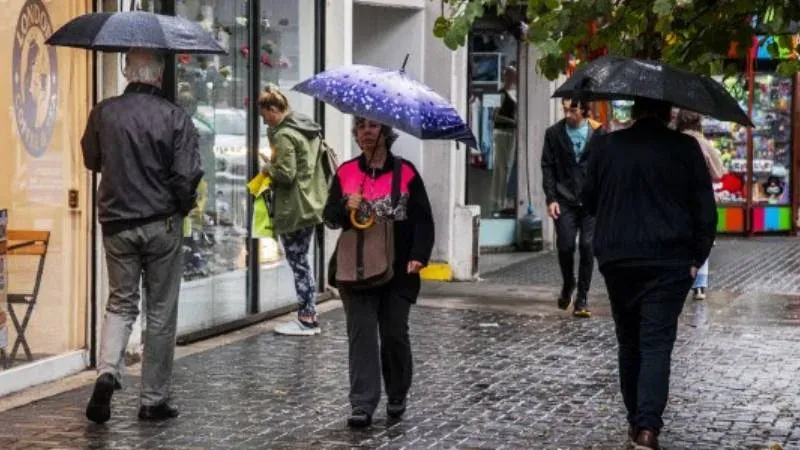 Cielo nublado y lluvia en la ciudad de Santa Fe
