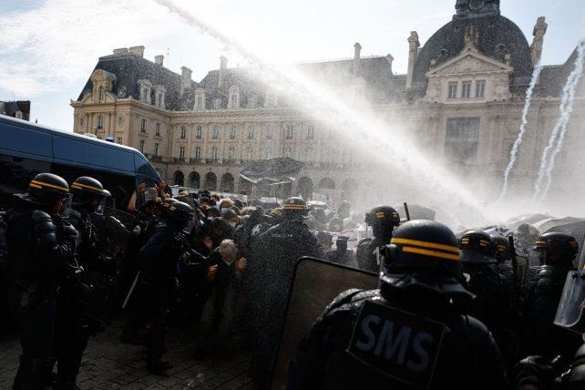Protesta por la educación en Francia con manifestantes y pancartas