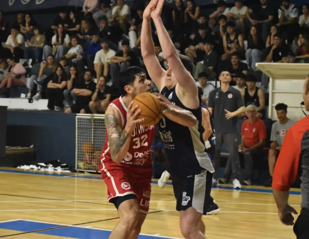 Partido de básquet entre Provincial y Atalaya por la Superliga rosarina