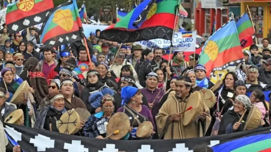 Pueblos originarios se concentraron frente a la casa de Cristina Kirchner para rechazar el «Día de la Raza» impulsado por el gobierno de Milei