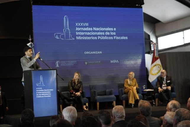 Gobernador Maximiliano Pullaro durante su discurso en la apertura de las Jornadas Nacionales e Internacionales de los Ministerios Públicos Fiscales