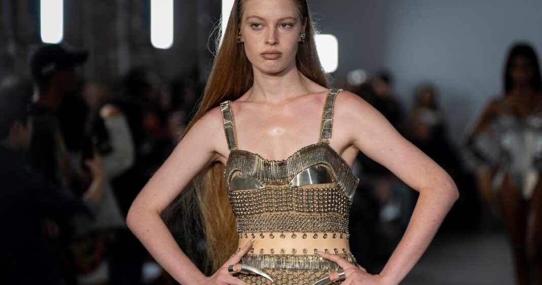 Vivian Jenna Wilson, hija trans de Elon Musk, en una campaña de moda