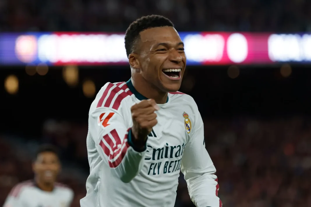 Jugadores del Real Madrid y Barcelona en el Camp Nou durante el partido de la Liga de España