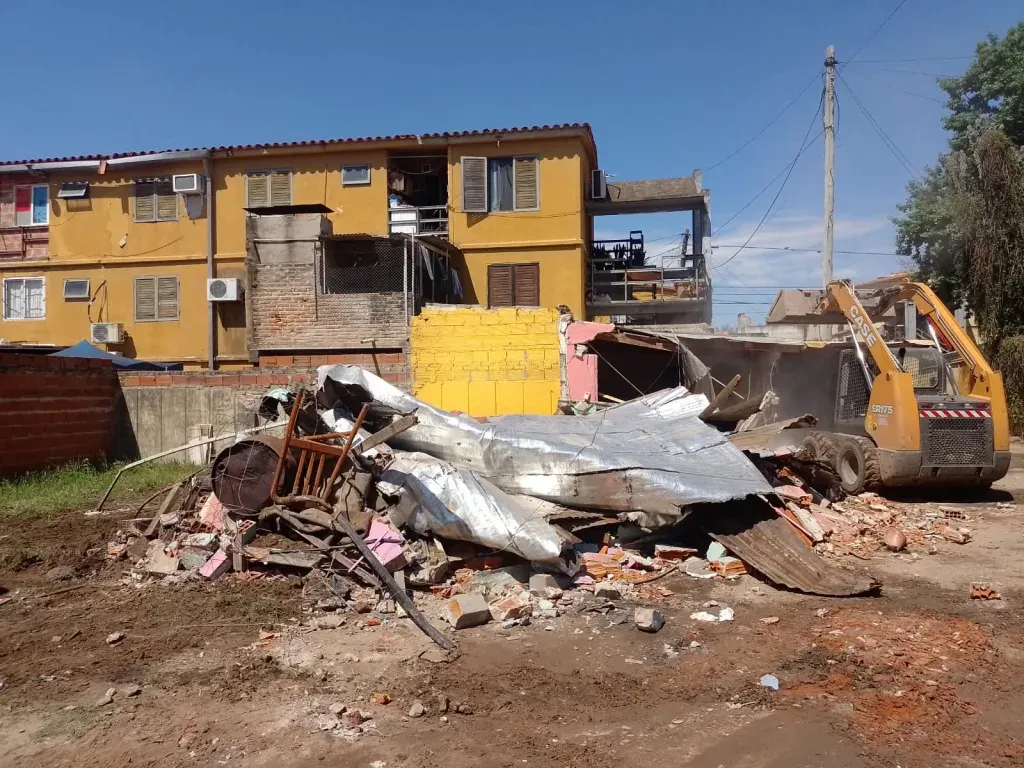 Agentes municipales durante la demolición de una vivienda ilegal en barrio Supercemento