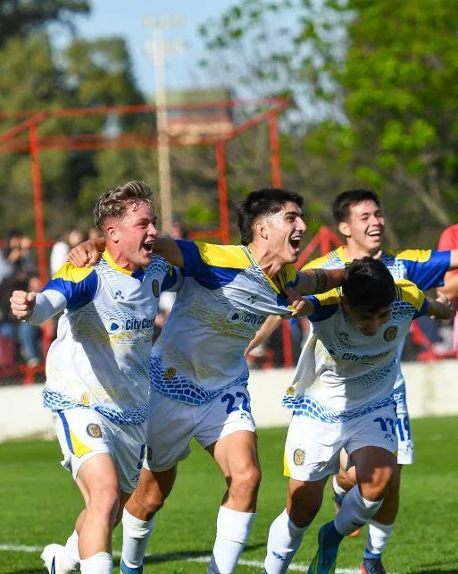 Jugadores de la reserva de Central celebrando un gol