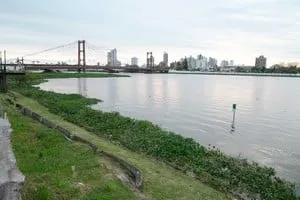 Vista del río Paraná a la altura del puerto de Santa Fe con el nivel del agua elevado