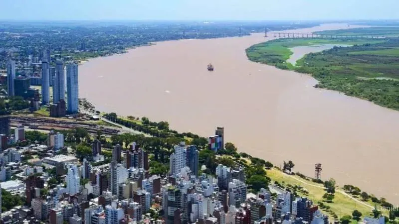 Vista del río Paraná frente a la costa de Rosario