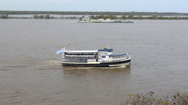 Vista del río Paraná a la altura de Rosario con nivel de agua en ascenso