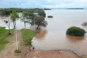 Vista del río Uruguay en la zona de Paso de los Libres con el nivel del agua elevado