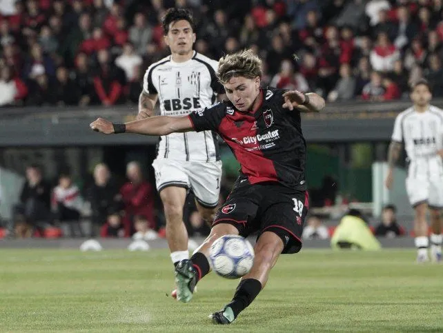 Rodrigo Herrera, mediocampista de Newell's, durante un partido
