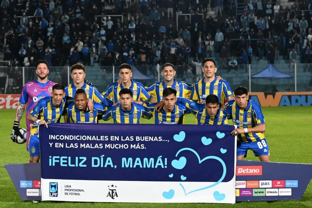 Gonzalo Ávila celebra uno de sus dos goles en la victoria de Rosario Central ante Atlético Tucumán