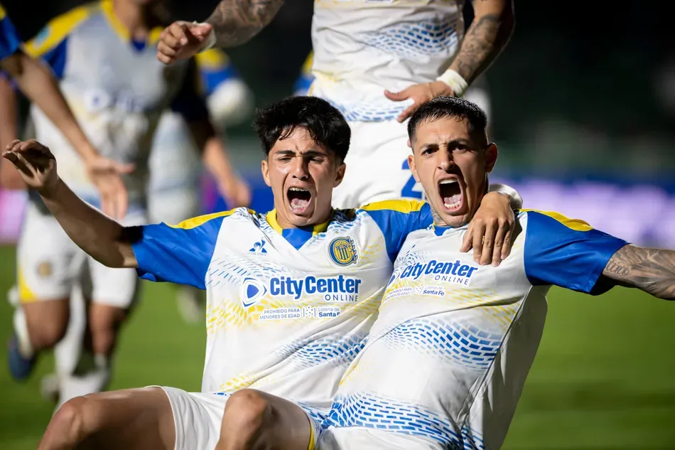 Jugadores de Rosario Central celebrando el gol de Gastón Avila ante Sarmiento