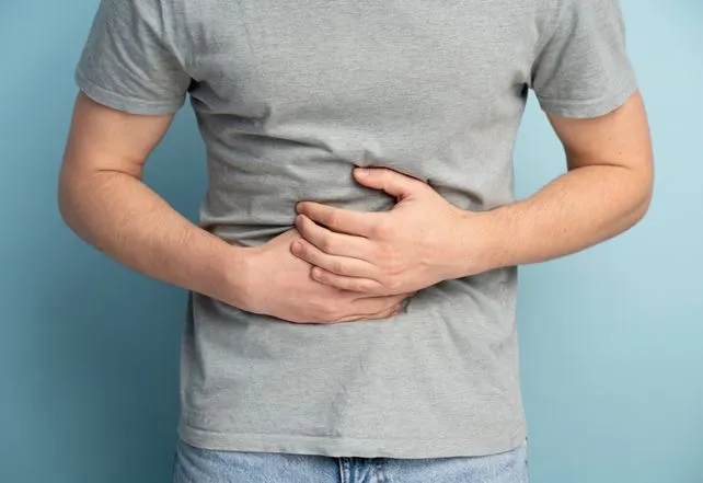 Médico oncólogo en un centro de investigación clínica