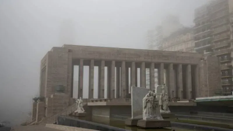 Vista de la ciudad de Rosario con niebla y cielo cubierto durante la mañana del domingo