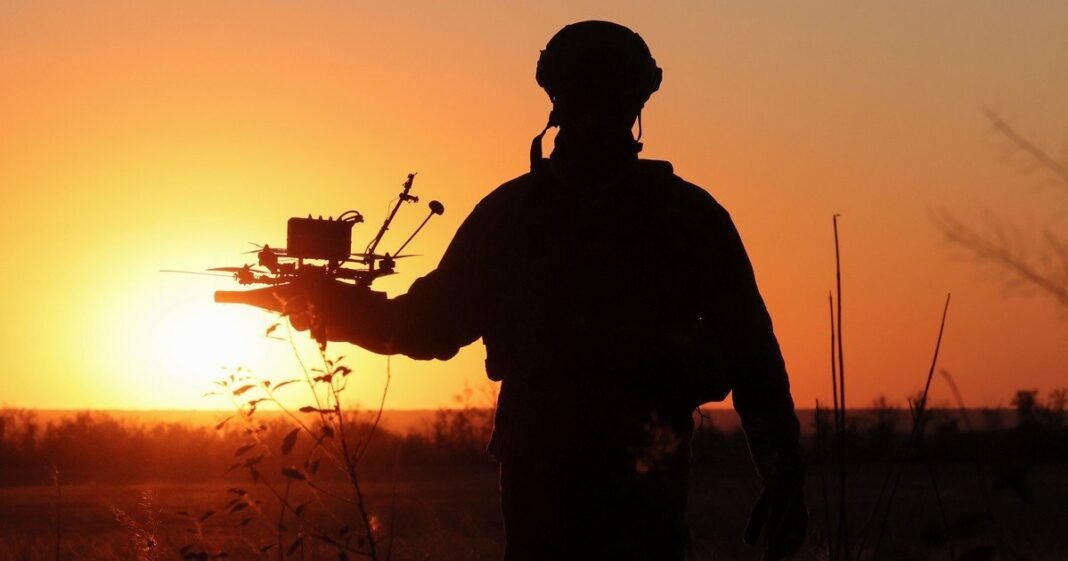 Dron militar no tripulado en vuelo