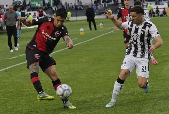 Santiago Solari, delantero de Newell's, durante el partido ante Gimnasia y Esgrima de Mendoza