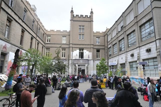 Fachada de la Facultad de Humanidades y Artes de la UNR