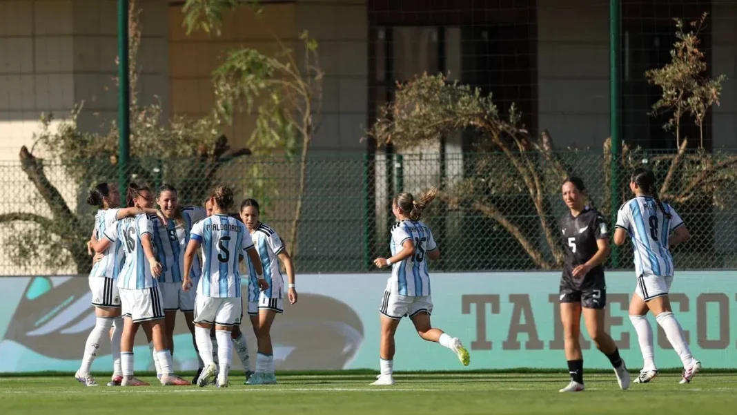Jugadoras de la Selección Argentina Sub 17 celebrando la victoria 2-0 ante Nueva Zelanda en el Mundial de Marruecos
