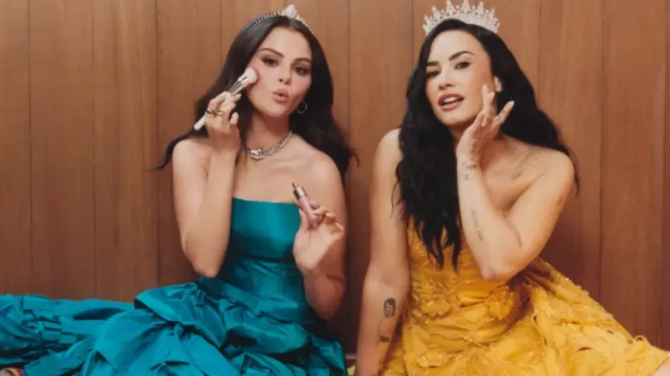 Selena Gomez y Demi Lovato en la campaña de Rare Beauty