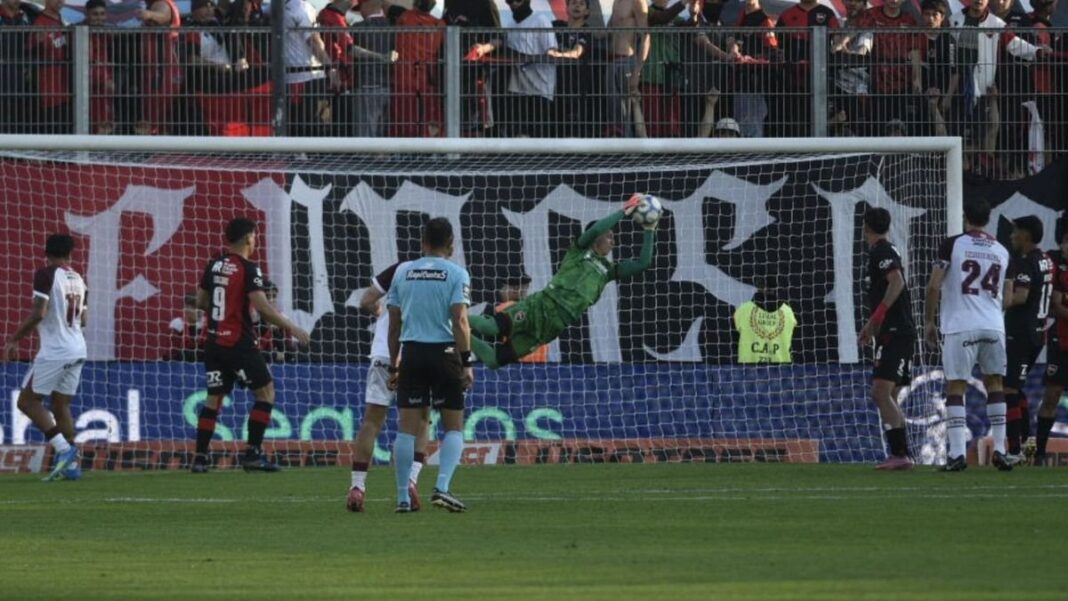 Estadio Coloso del Parque, donde aparecieron panfletos anónimos contra periodistas durante el partido Newell's vs Lanús