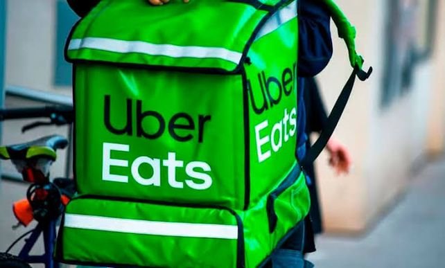 Repartidores de delivery en motocicleta