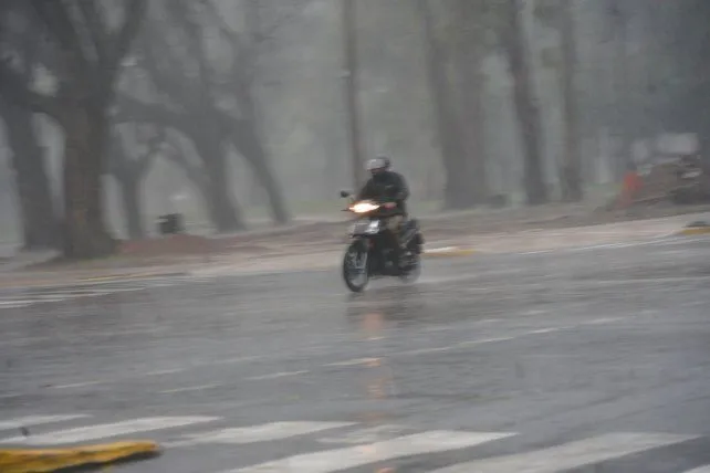 Cielo nublado sobre la ciudad de Rosario durante un alerta por tormentas
