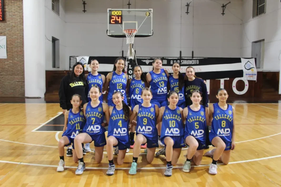 Equipo de básquet femenino de Talleres de Villa Gobernador Gálvez celebrando la clasificación
