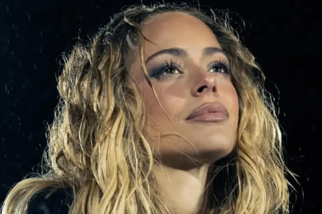 Tini Stoessel en el escenario durante un concierto de su gira Futttura
