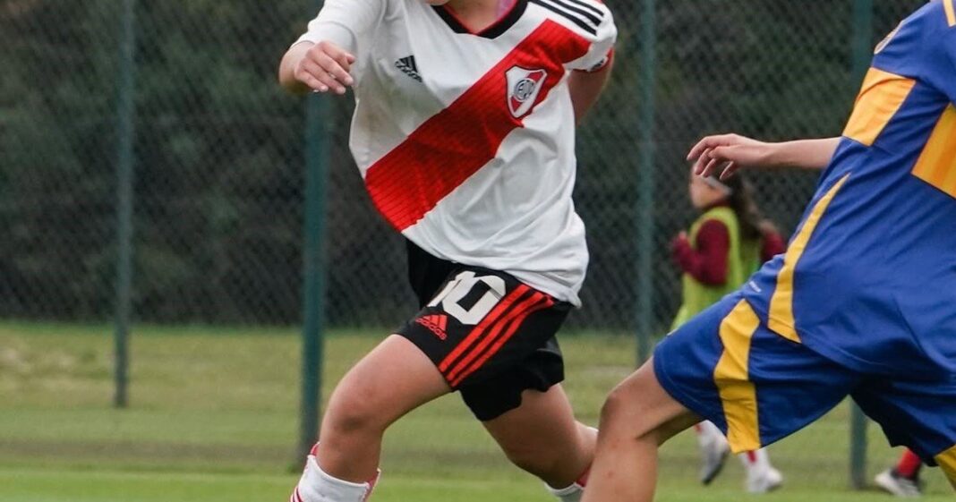 Jugadoras de la categoría Sub-12 femenina de River Plate y Boca Juniors durante el Superclásico en River Camp