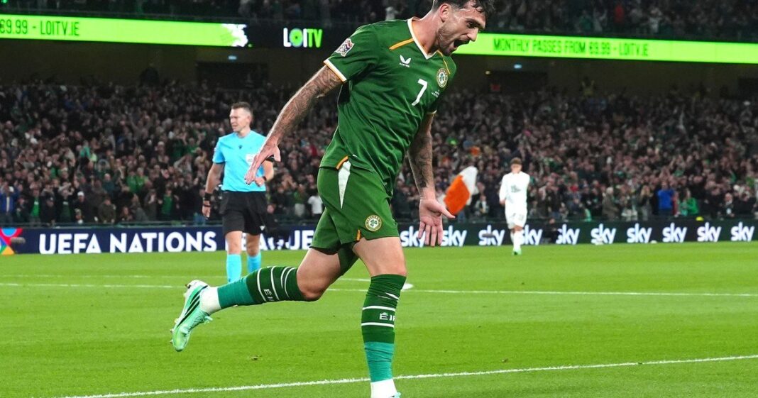 Troy Parrott celebrando su gol con gesto de incredulidad durante el partido entre Irlanda y Austria por la Nations League