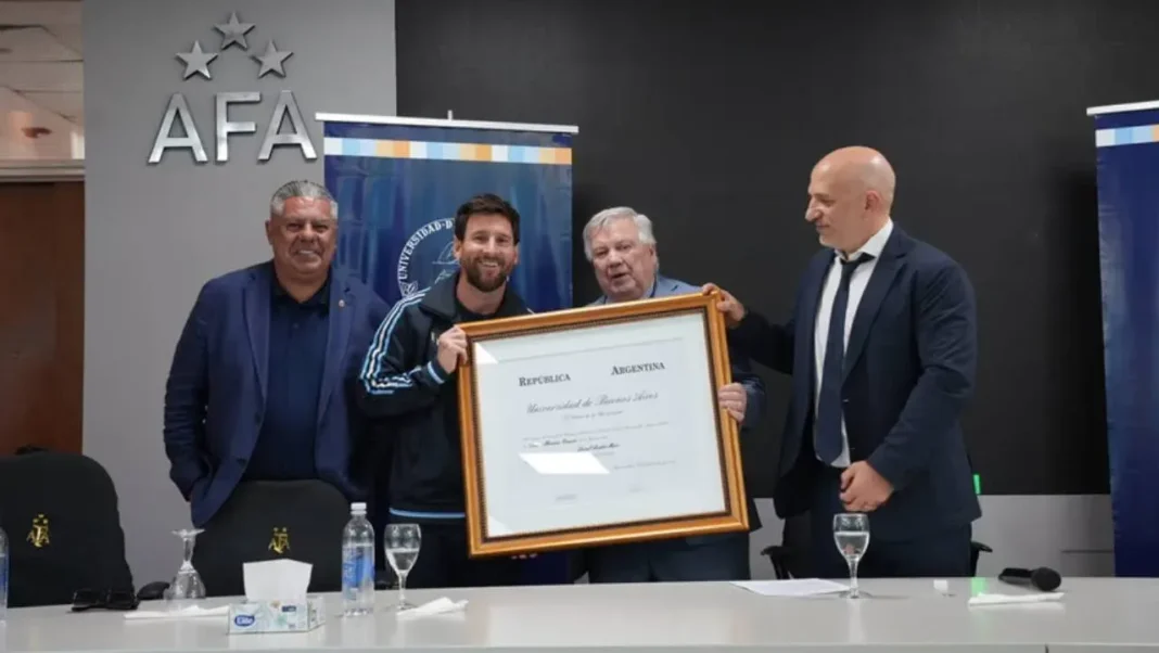 Lionel Messi recibiendo el título de Doctor Honoris Causa de la UBA