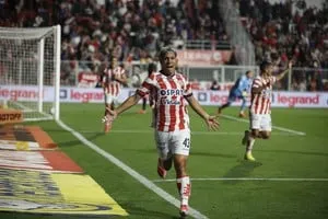 Jugadores de Unión celebrando un gol durante el partido contra Estudiantes