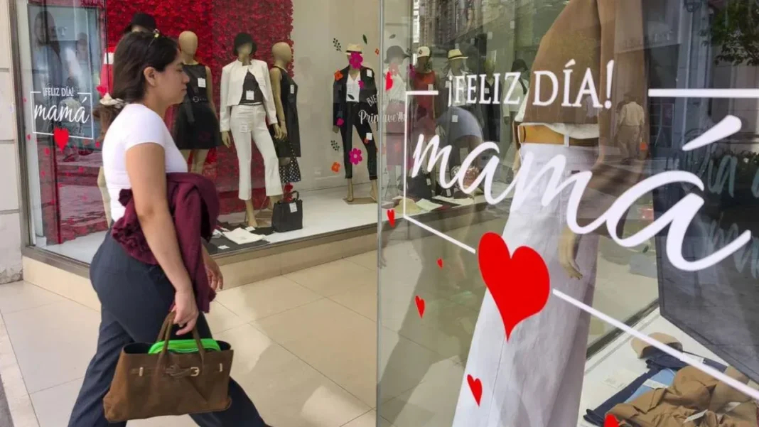 Personas comprando en un local comercial durante el Día de la Madre